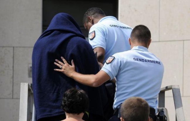 Le violeur présumé des campings de l'Ardèche interpellé vendredi soir dans son village avant d'être mis en examen et écroué, a "exprimé des remords vis à vis des victimes", a déclaré mardi à l'AFP son avocate, Me Carole Muzi (bien Muzi), jointe par téléphone. Le violeur présumé des campings de l'Ardèche interpellé vendredi soir dans son village avant d'être mis en examen et écroué, a "exprimé des remords vis à vis des victimes", a déclaré mardi à l'AFP son avocate, Me Carole Muzi (bien Muzi), jointe par téléphone.