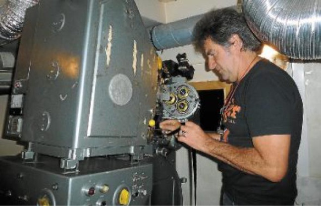 Denis Truptin a dit au revoir aux bobines 35 mm, remplacées par des serveurs et disques durs. Denis Truptin a dit au revoir aux bobines 35 mm, remplacées par des serveurs et disques durs.
