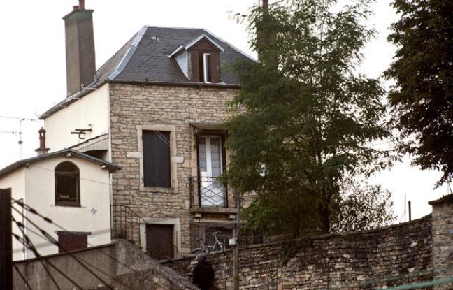 Vue de la maison où un homme armé, âgé d'une trentaine d'années, a séquestré les parents de son ex-concubine, venus récupérer ses affaires, avant de tuer sa belle-mère puis de se suicider le 6 août 2012 à Dijon (Côte-d'Or). Vue de la maison où un homme armé, âgé d'une trentaine d'années, a séquestré les parents de son ex-concubine, venus récupérer ses affaires, avant de tuer sa belle-mère puis de se suicider le 6 août 2012 à Dijon (Côte-d'Or).