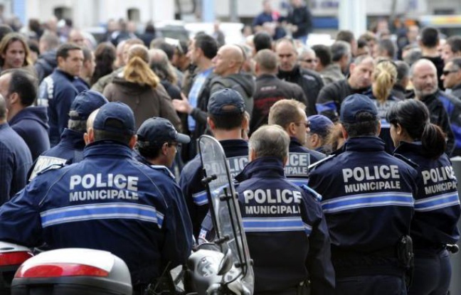 Trois fusillades à la kalachnikov ont secoué Marseille et sa région en moins d'une semaine, faisant trois morts et deux blessés graves dans des affaires distinctes: course-poursuite entre cambrioleurs et policiers, braquage, et enfin un règlement de comptes. Trois fusillades à la kalachnikov ont secoué Marseille et sa région en moins d'une semaine, faisant trois morts et deux blessés graves dans des affaires distinctes: course-poursuite entre cambrioleurs et policiers, braquage, et enfin un règlement de comptes.