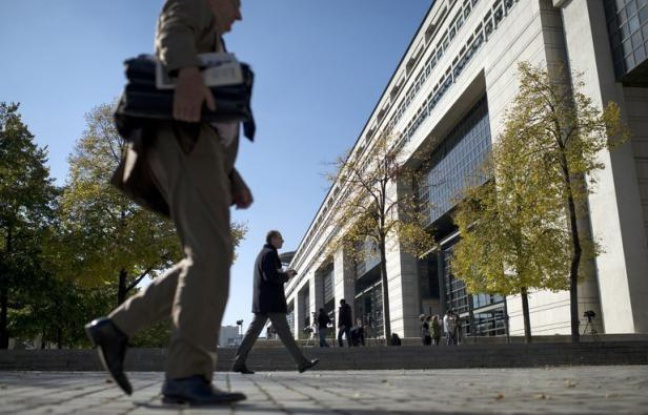 La situation économique de la France est difficilement compatible avec la notation triple A sur sa dette, estime une étude publiée mardi par un centre d'études qui classe le pays en queue d'un classement évaluant l'état de santé des membres de la zone euro en pleine crise de la dette. La situation économique de la France est difficilement compatible avec la notation triple A sur sa dette, estime une étude publiée mardi par un centre d'études qui classe le pays en queue d'un classement évaluant l'état de santé des membres de la zone euro en pleine crise de la dette.