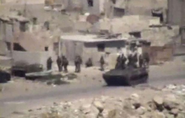 Image d'une vidéo amateur rendue publique le 17 août 2011, montrant des véhicules militaires et des troupes dans la ville syrienne de Lattaquié, où la population rapporte des actes de répression. Image d'une vidéo amateur rendue publique le 17 août 2011, montrant des véhicules militaires et des troupes dans la ville syrienne de Lattaquié, où la population rapporte des actes de répression.