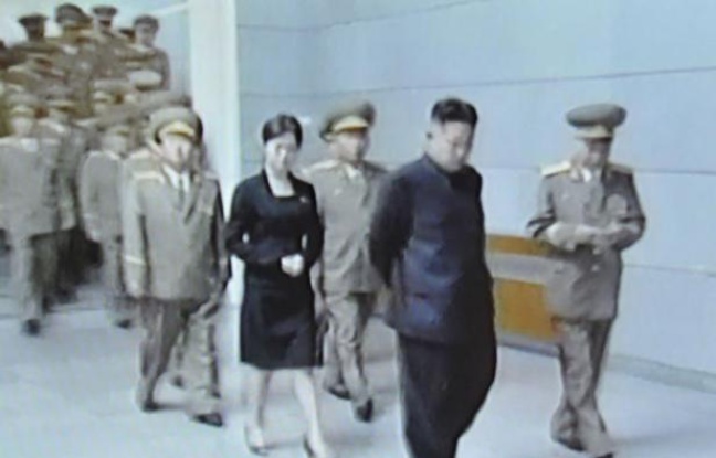 Les experts sur la Corée du Nord, un des pays les plus fermés de la planète, s'interrogeaient lundi sur l'identité d'une femme apparaissant régulièrement aux côtés du nouveau jeune dirigeant, Kim Jong-Un, et qui pourrait être sa soeur ou sa compagne. Les experts sur la Corée du Nord, un des pays les plus fermés de la planète, s'interrogeaient lundi sur l'identité d'une femme apparaissant régulièrement aux côtés du nouveau jeune dirigeant, Kim Jong-Un, et qui pourrait être sa soeur ou sa compagne.