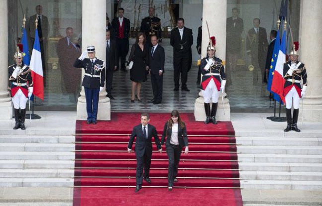 Nicolas Sarkozy et sa femme Carla quittent l'Élysée après de la passation de pouvoir avec François Hollande le 15 mai 2012. Nicolas Sarkozy et sa femme Carla quittent l'Élysée après de la passation de pouvoir avec François Hollande le 15 mai 2012.