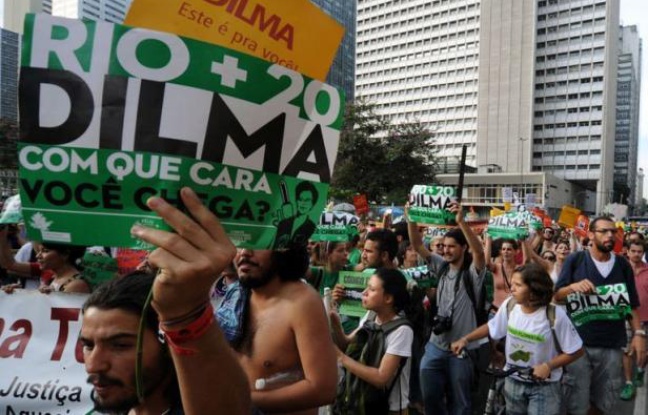 Les délégués de Rio+20 sont parvenus mardi à un accord à l'arraché sur un projet de déclaration finale quelques heures avant le début d'un sommet où une centaine de chefs d'Etat ou de gouvernement devaient s'engager en faveur de l'éradication de la pauvreté et de la préservation de la planète. Les délégués de Rio+20 sont parvenus mardi à un accord à l'arraché sur un projet de déclaration finale quelques heures avant le début d'un sommet où une centaine de chefs d'Etat ou de gouvernement devaient s'engager en faveur de l'éradication de la pauvreté et de la préservation de la planète.