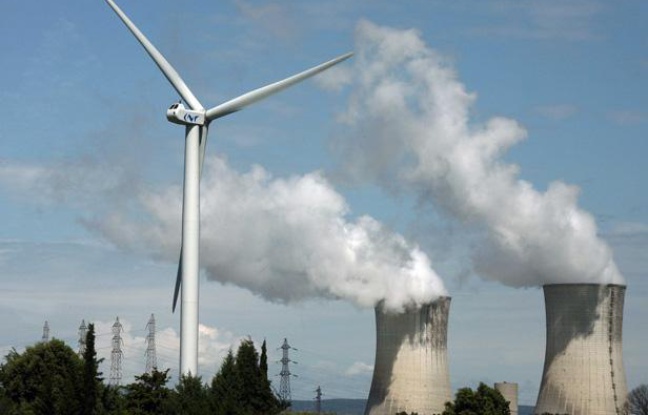 Une éolienne sur le site nucléaire de Tricastin. Une éolienne sur le site nucléaire de Tricastin.