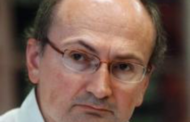 Le directeur du Monde, Eric Fottorino, qui a démissionné du directoire du groupe, a rejeté jeudi la responsabilité de la crise sur le président de la Société des rédacteurs (SRM, actionnaire de référence), dans une déclaration sur France Inter, et l'a accusé de jouer les "pompiers-pyromanes". Le directeur du Monde, Eric Fottorino, qui a démissionné du directoire du groupe, a rejeté jeudi la responsabilité de la crise sur le président de la Société des rédacteurs (SRM, actionnaire de référence), dans une déclaration sur France Inter, et l'a accusé de jouer les "pompiers-pyromanes".