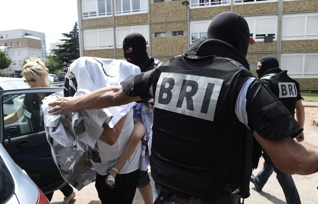 La BRI interpelle une jeune femme soupçonnée de radicalisation à Lyon, le 26 juin 2015. La BRI interpelle une jeune femme soupçonnée de radicalisation à Lyon, le 26 juin 2015.