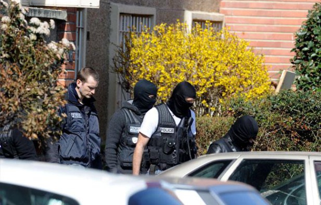Des policiers sortent de l'appartement de Mohamed Merah, le 23 mars 2012. Des policiers sortent de l'appartement de Mohamed Merah, le 23 mars 2012.