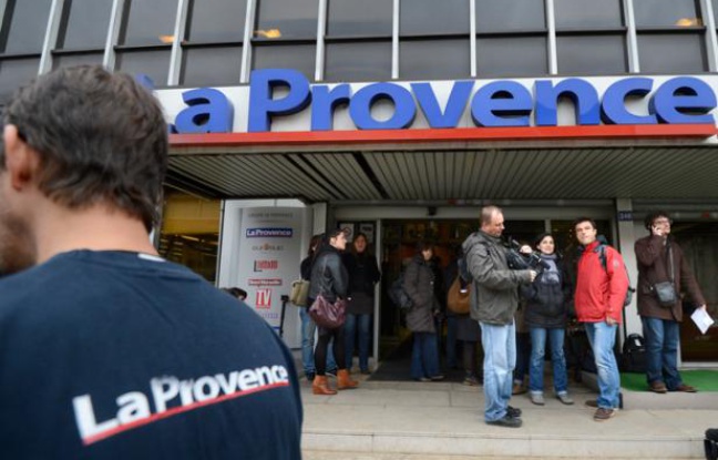 Des journalistes devant le journal La Provence, à Marseille, attendent l'arrivée de Bernard Tapie, le 20 décembre 2012. Des journalistes devant le journal La Provence, à Marseille, attendent l'arrivée de Bernard Tapie, le 20 décembre 2012.