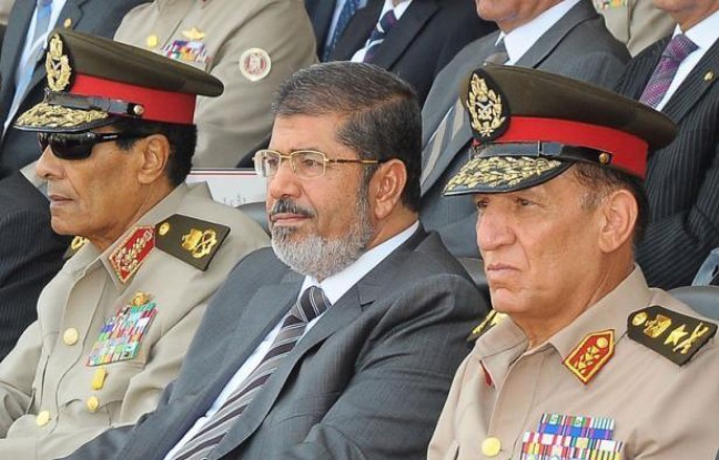 La décision du président égyptien de rétablir le Parlement dissous a déclenché un séisme politique en Egypte, où certains saluent ce défi à l'égard de l'armée, tandis que d'autres regrettent un "coup d'Etat constitutionnel" témoignant d'un manque de respect pour la démocratie. La décision du président égyptien de rétablir le Parlement dissous a déclenché un séisme politique en Egypte, où certains saluent ce défi à l'égard de l'armée, tandis que d'autres regrettent un "coup d'Etat constitutionnel" témoignant d'un manque de respect pour la démocratie.