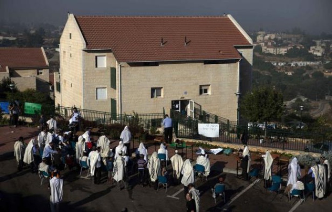 Des dizaines de résidents du quartier d'Oulpana dans la colonie de Beit El, en Cisjordanie, ont commencé mercredi à évacuer dans le calme leurs logements, à la suite d'une décision de justice ordonnant la destruction de ces habitations illégales. Des dizaines de résidents du quartier d'Oulpana dans la colonie de Beit El, en Cisjordanie, ont commencé mercredi à évacuer dans le calme leurs logements, à la suite d'une décision de justice ordonnant la destruction de ces habitations illégales.