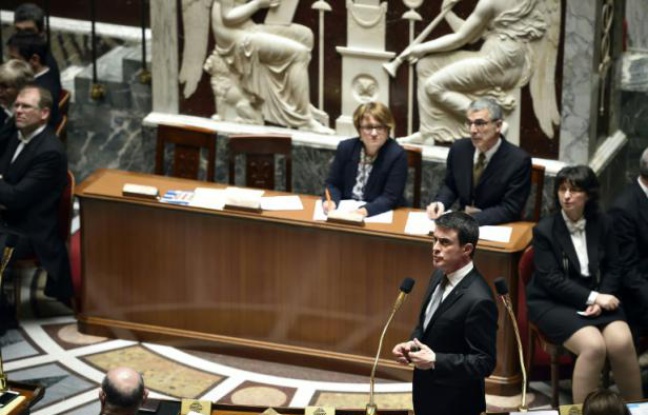 Le Premier ministre Manuel Valls au micro lors des questions au gouvernement à l'Assemblée nationale, le 22 mars 2016 à Paris Le Premier ministre Manuel Valls au micro lors des questions au gouvernement à l'Assemblée nationale, le 22 mars 2016 à Paris