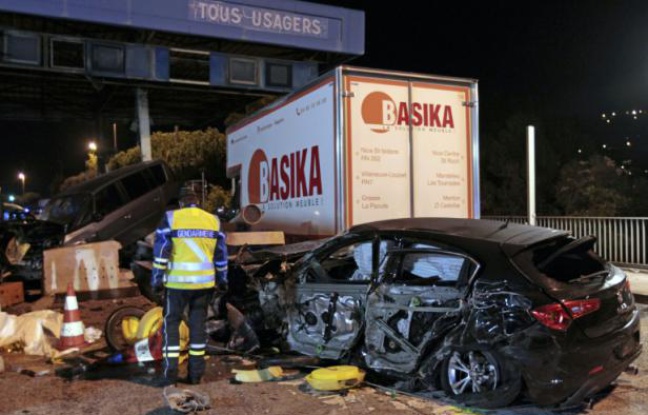 Une épave de voiture sur le lieu d'un accident provoqué par un camion à un péage sur l'autoroute A8 près de Nice, le 29 octobre 2015 Une épave de voiture sur le lieu d'un accident provoqué par un camion à un péage sur l'autoroute A8 près de Nice, le 29 octobre 2015