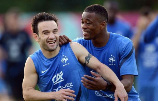 A 48 heures de son quart de finale de l'Euro-2012 contre l'Espagne, la France a bouclé par un entraînement à huis-clos la journée de jeudi marquée par l'intervention d'Alain Boghossian, qui a souhaité apaiser le climat après l'altercartion entre plusieurs joueurs mardi. A 48 heures de son quart de finale de l'Euro-2012 contre l'Espagne, la France a bouclé par un entraînement à huis-clos la journée de jeudi marquée par l'intervention d'Alain Boghossian, qui a souhaité apaiser le climat après l'altercartion entre plusieurs joueurs mardi.