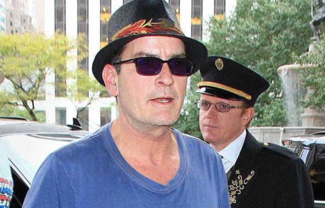 L'acteur américain Charlie Sheen devant son hôtel à New York, le 25 octobre 2010. L'acteur américain Charlie Sheen devant son hôtel à New York, le 25 octobre 2010.
