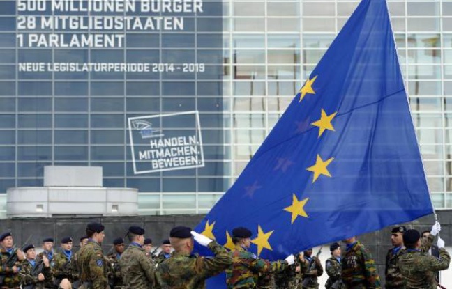 Le 30 juin 2014, à la veille de la session inaugurale du nouveau parlement européen à Strasbourg, levée des couleurs européennes par les soldats de l'Eurocorps Le 30 juin 2014, à la veille de la session inaugurale du nouveau parlement européen à Strasbourg, levée des couleurs européennes par les soldats de l'Eurocorps