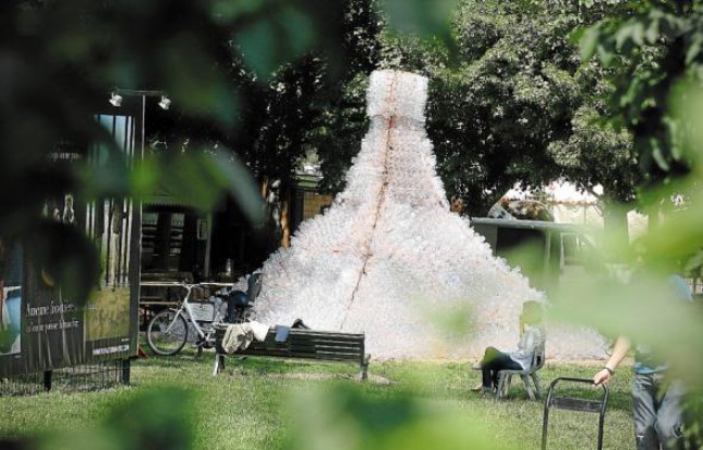 Les déchets sont réduits et détournés en création artistique. Les déchets sont réduits et détournés en création artistique.