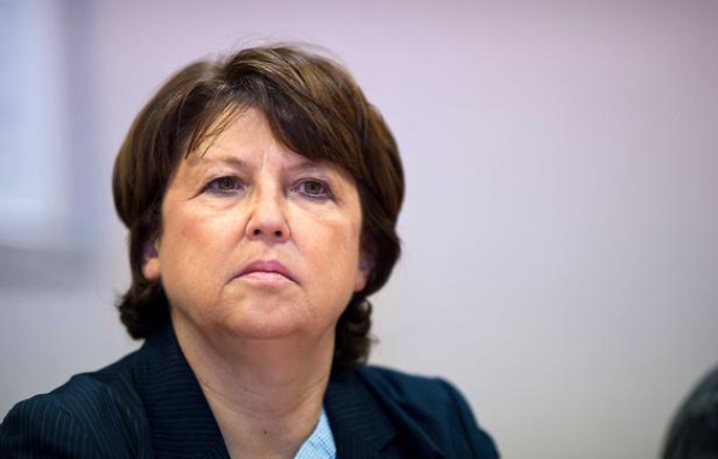 Martine Aubry, le 13 mars 2011, en déplacement pour les cantonales à Rodez. Martine Aubry, le 13 mars 2011, en déplacement pour les cantonales à Rodez.
