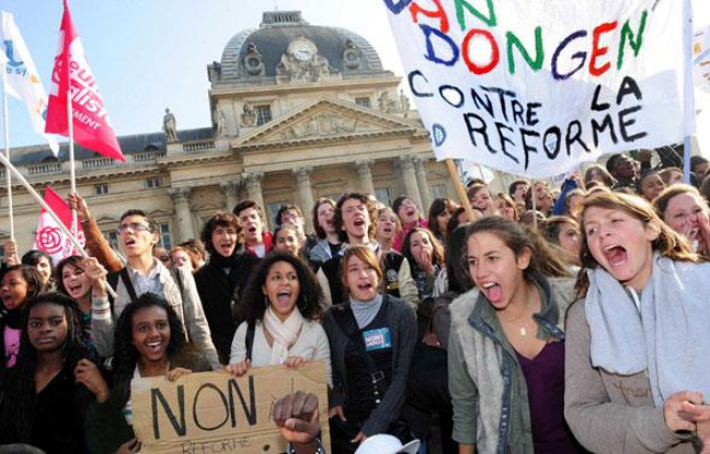Des jeunes manifestent contre la réforme des retraites le 14 octobre 2010, à Paris. Des jeunes manifestent contre la réforme des retraites le 14 octobre 2010, à Paris.