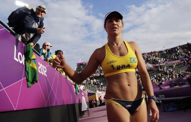 La joueuse de beach-volley Maria Antonelli le 2 août 2012 à la fin d'un match aux Jeux olympiques de Londres. La joueuse de beach-volley Maria Antonelli le 2 août 2012 à la fin d'un match aux Jeux olympiques de Londres.