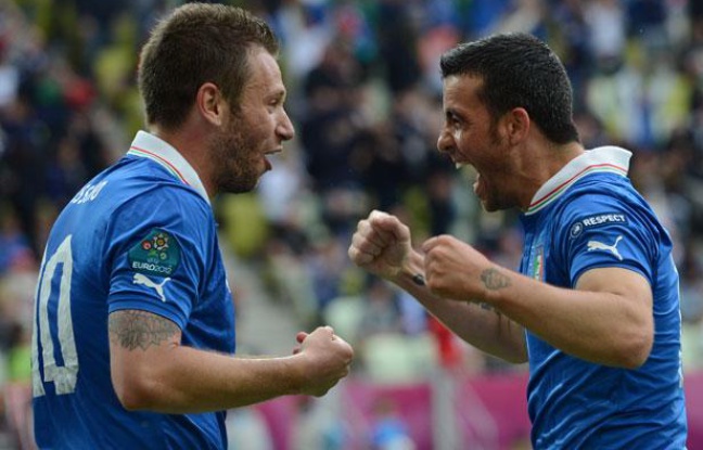 Antonio Cassano et Antonio Di natale se congratulent après un but contre l'Espagne, le 10 juin 2010, à Gdansk. Antonio Cassano et Antonio Di natale se congratulent après un but contre l'Espagne, le 10 juin 2010, à Gdansk.