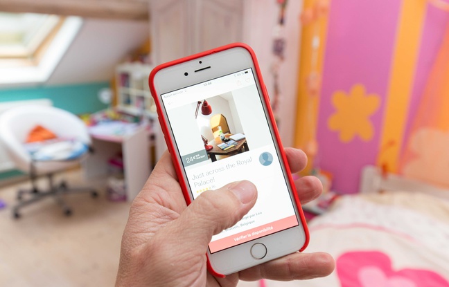 Illustration de l'application Airbnb sur smartphone. Illustration de l'application Airbnb sur smartphone.