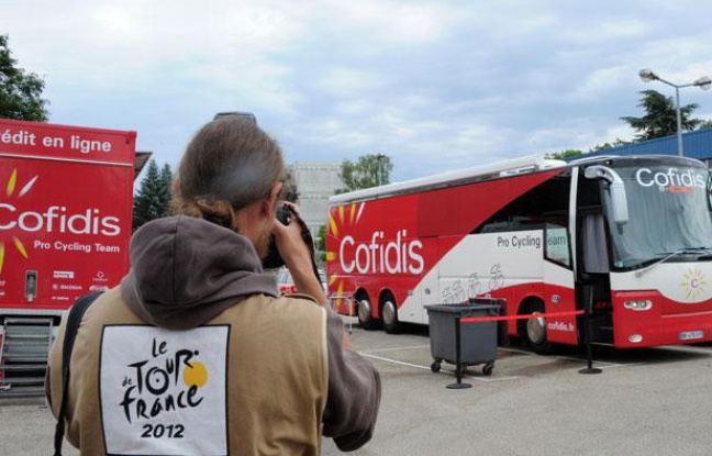 Le bus de l'équipe Cofidis devant l'hôtel des coureurs, le 10 juillet 2012, à Bourg-en-Bresse. Le bus de l'équipe Cofidis devant l'hôtel des coureurs, le 10 juillet 2012, à Bourg-en-Bresse.