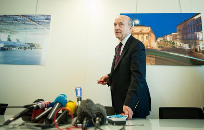 Le maire de Bordeaux et ancien Premier ministre Alain Juppé, le 22 novembre 2012, à la mairie de Bordeaux. Le maire de Bordeaux et ancien Premier ministre Alain Juppé, le 22 novembre 2012, à la mairie de Bordeaux.