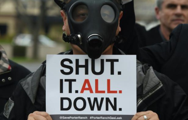 Un habitant de Porter Ranch, une banlieue de Los Angeles, manifestent contre la fuite de gaz massive, le 23 janvier 2016 Un habitant de Porter Ranch, une banlieue de Los Angeles, manifestent contre la fuite de gaz massive, le 23 janvier 2016