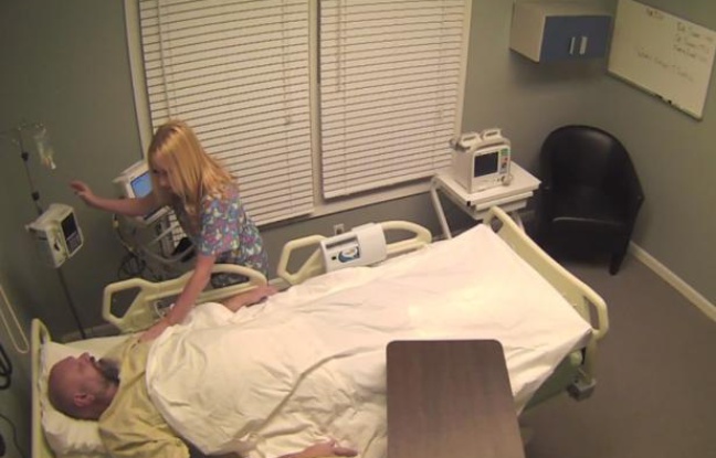 Tom Mabe a fait croire à son ami alcoolique qu'il avait passé 10 ans dans le coma. Tom Mabe a fait croire à son ami alcoolique qu'il avait passé 10 ans dans le coma.