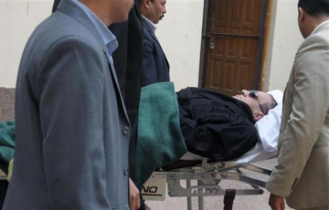 L'ex-président égyptien Hosni Moubarak arrive sur une civière à son procès, au Caire, le 5 janvier 2012. L'ex-président égyptien Hosni Moubarak arrive sur une civière à son procès, au Caire, le 5 janvier 2012.