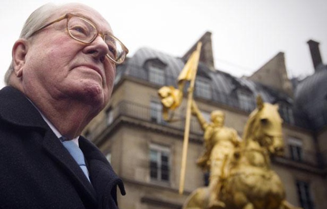 Jean-Marie Le Pen a rendu hommage à Jeanne d'Arc devant sa statue, à Paris, le 7 janvier 2011, comme chaque année. Jean-Marie Le Pen a rendu hommage à Jeanne d'Arc devant sa statue, à Paris, le 7 janvier 2011, comme chaque année.