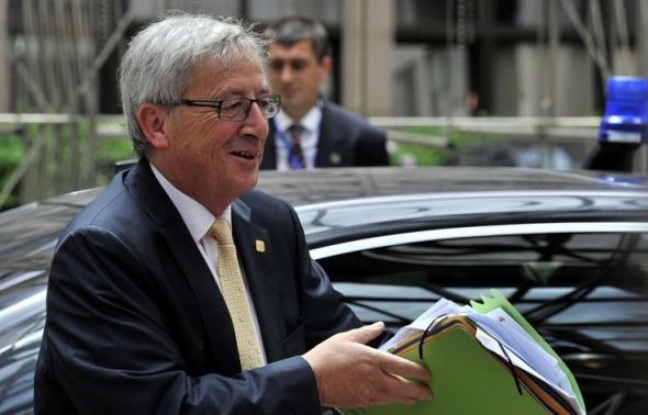 Les ministres des Finances de la zone euro se réunissaient lundi pour parachever l'aide aux banques espagnoles, éplucher les finances grecques et avancer vers une union bancaire, sur fond de tractations concernant la succession de leur chef de file Jean-Claude Juncker. Les ministres des Finances de la zone euro se réunissaient lundi pour parachever l'aide aux banques espagnoles, éplucher les finances grecques et avancer vers une union bancaire, sur fond de tractations concernant la succession de leur chef de file Jean-Claude Juncker.