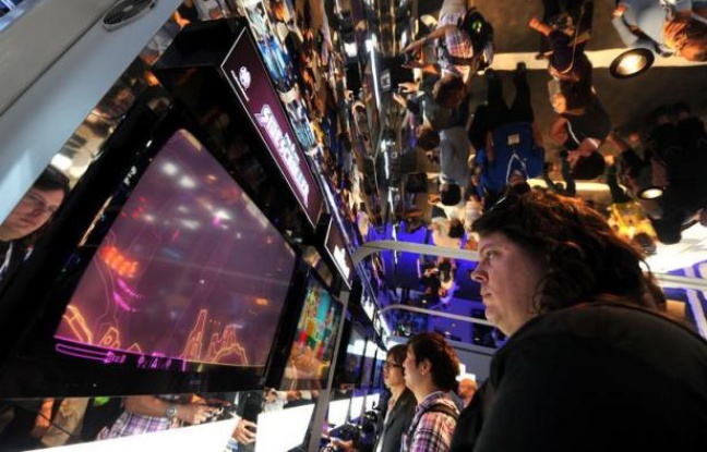 Les déclinaisons pour smartphones et tablettes électroniques des jeux à succès sur consoles vont tenir la vedette au salon E3, la grand-messe annuelle des jeux vidéo, qui s'ouvre mardi à Los Angeles. Les déclinaisons pour smartphones et tablettes électroniques des jeux à succès sur consoles vont tenir la vedette au salon E3, la grand-messe annuelle des jeux vidéo, qui s'ouvre mardi à Los Angeles.