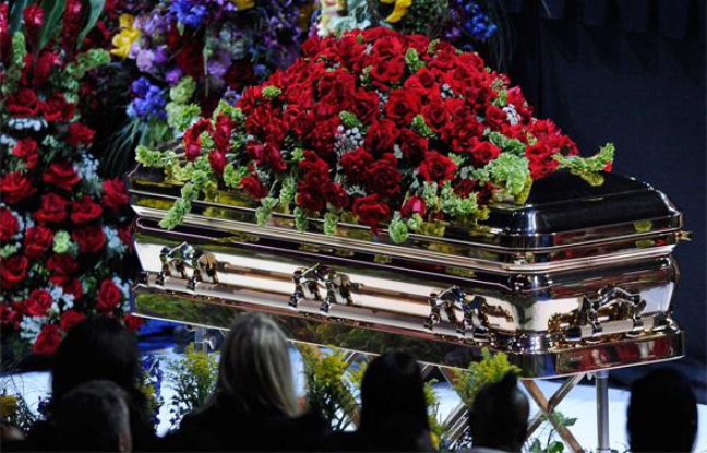 Le cercueil de Michael Jackson lors de l'hommage qui a été rendu au chanteur au Staples Center de Los Angeles, le 7 juillet 2009. Le cercueil de Michael Jackson lors de l'hommage qui a été rendu au chanteur au Staples Center de Los Angeles, le 7 juillet 2009.