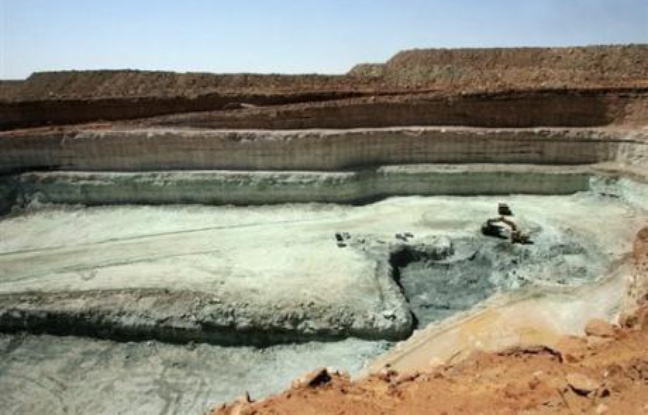Le Niger et le groupe français Areva ont scellé dimanche à Niamey un partenariat sur l'exploitation et l'achat de l'uranium, mettant un terme à près de huit mois de crise engendrée par un présumé soutien du numéro un mondial du nucléaire civil à une rébellion touareg. Le Niger et le groupe français Areva ont scellé dimanche à Niamey un partenariat sur l'exploitation et l'achat de l'uranium, mettant un terme à près de huit mois de crise engendrée par un présumé soutien du numéro un mondial du nucléaire civil à une rébellion touareg.
