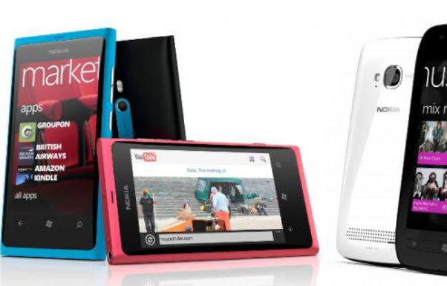 Les Nokia Lumia 800 et 710, premiers de la marque à embarquer Windows Phone 7. Les Nokia Lumia 800 et 710, premiers de la marque à embarquer Windows Phone 7.