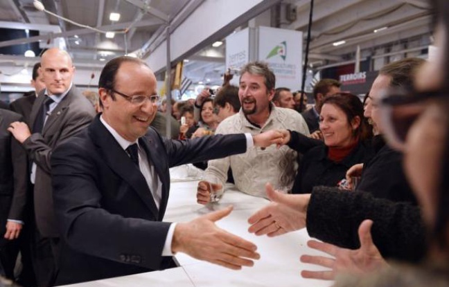 François Hollande a renoué avec les bains de foule des grands jours samedi au Salon l'agriculture, dont il a arpenté les allées dix heures d'affilée, chaleureusement accueilli par une profession qui lui est pourtant traditionnellement peu favorable dans les urnes. François Hollande a renoué avec les bains de foule des grands jours samedi au Salon l'agriculture, dont il a arpenté les allées dix heures d'affilée, chaleureusement accueilli par une profession qui lui est pourtant traditionnellement peu favorable dans les urnes.
