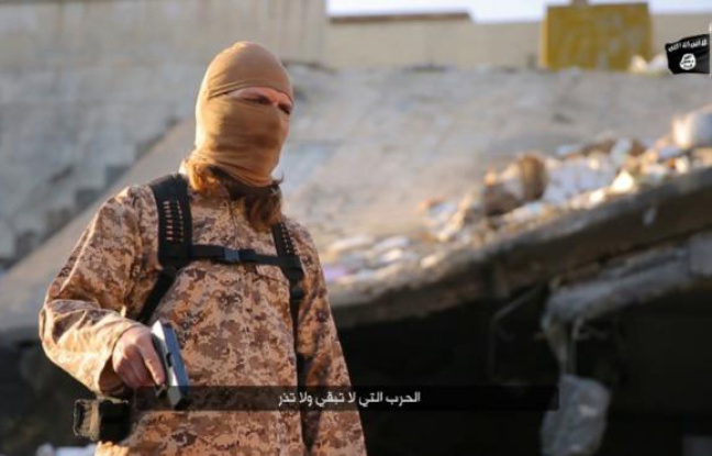 Photo extraite d'une vidéo diffusée par le groupe EI dans la province irakienne de Ninive le 30 janvier 2016, montrant un jihadiste parlant français Photo extraite d'une vidéo diffusée par le groupe EI dans la province irakienne de Ninive le 30 janvier 2016, montrant un jihadiste parlant français