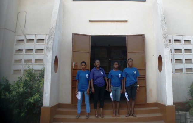 Firmine Adjate (D) à la sortie d'une émission de radio au Centre de Formation en Radio pour les Enfants du Togo (Cefret), aux côtés d’autres participants aux clubs qui mènent des actions de sensibilisation pour dénoncer les violences de genre en milieu scolaire. Firmine Adjate (D) à la sortie d'une émission de radio au Centre de Formation en Radio pour les Enfants du Togo (Cefret), aux côtés d’autres participants aux clubs qui mènent des actions de sensibilisation pour dénoncer les violences de genre en milieu scolaire.