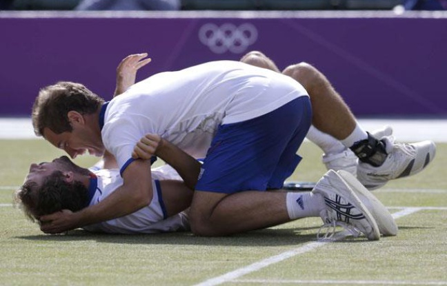 La paire de double française médaillée de bronze aux Jeux olympiques de Londres, Julien Benneteau (en dessous) et Richard Gasquet, le 4 août 2012. La paire de double française médaillée de bronze aux Jeux olympiques de Londres, Julien Benneteau (en dessous) et Richard Gasquet, le 4 août 2012.