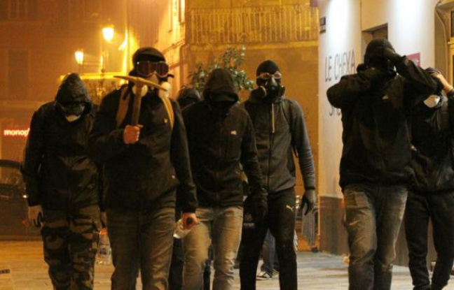Un groupe d'hommes cagoulés marche le 14 février à Bastia lors d'un rassemblement en soutien à un supporteur du Sporting Club de Bastia blessé à Reims Un groupe d'hommes cagoulés marche le 14 février à Bastia lors d'un rassemblement en soutien à un supporteur du Sporting Club de Bastia blessé à Reims