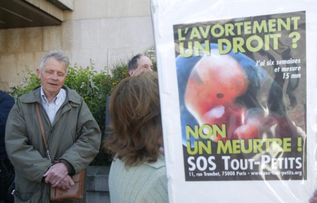 Xavier Dor, président de l'association SOS Tout petit, manifeste avec une cinquantaine de militants anti-avortement à proximité du planning familial, le 24 avril 2004 à Paris. Xavier Dor, président de l'association SOS Tout petit, manifeste avec une cinquantaine de militants anti-avortement à proximité du planning familial, le 24 avril 2004 à Paris.