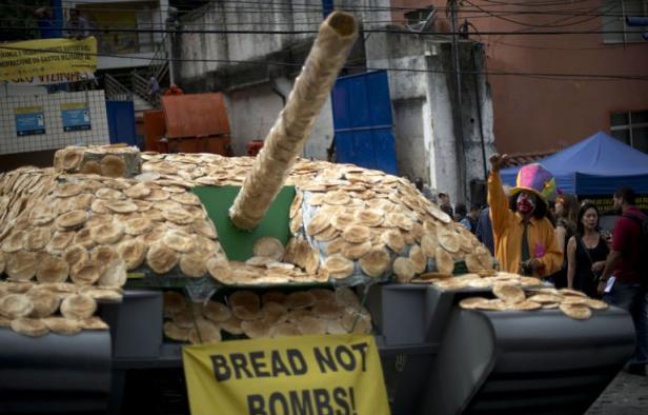 Un char d'assaut de taille réelle construit avec des centaines de pain est apparu mardi dans une favela de Rio de Janeiro, une manifestation symbolique d'une ONG pour demander au sommet de Rio+20 de combattre la violence, la pauvreté et la faim. Un char d'assaut de taille réelle construit avec des centaines de pain est apparu mardi dans une favela de Rio de Janeiro, une manifestation symbolique d'une ONG pour demander au sommet de Rio+20 de combattre la violence, la pauvreté et la faim.