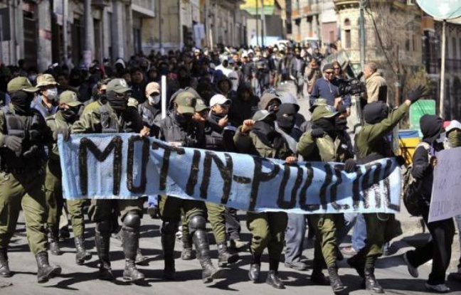 Des milliers de policiers boliviens ont entamé dès lundi dans leur cinquième jour de grève sur fond de revendications salariales et accentuaient la pression sur le président Evo Morales, qui voit dans ce mouvement une manoeuvre de ses opposants visant à déstabiliser le gouvernement. Des milliers de policiers boliviens ont entamé dès lundi dans leur cinquième jour de grève sur fond de revendications salariales et accentuaient la pression sur le président Evo Morales, qui voit dans ce mouvement une manoeuvre de ses opposants visant à déstabiliser le gouvernement.