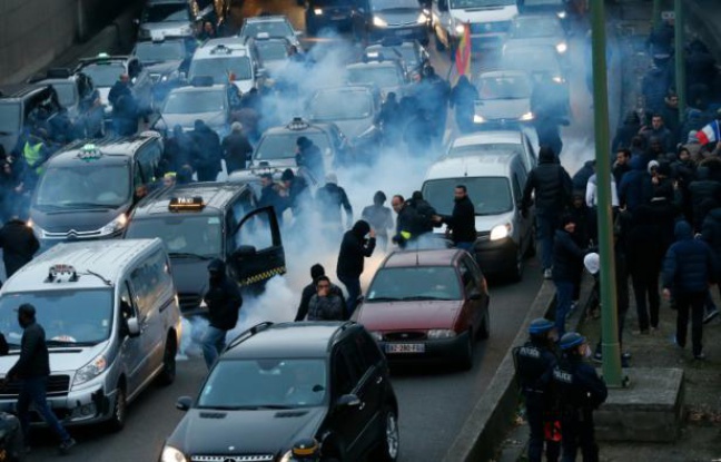 Incidents sur le périphérique porte Maillot le 26 janvier 2016 lors de la manifestation des chauffeurs de taxi à Paris Incidents sur le périphérique porte Maillot le 26 janvier 2016 lors de la manifestation des chauffeurs de taxi à Paris
