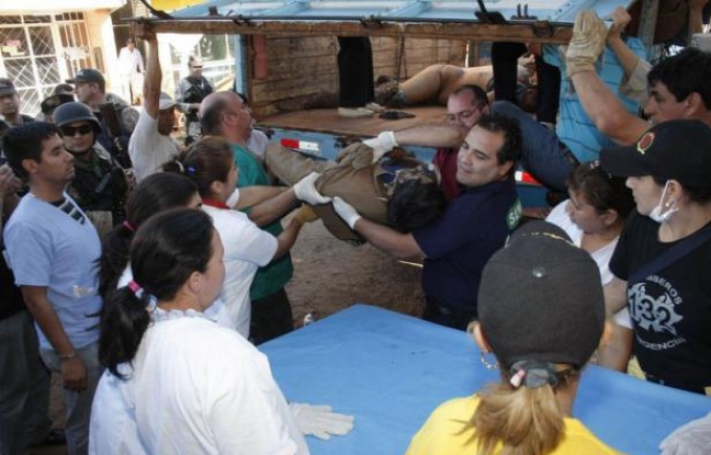 Une intervention policière pour déloger vendredi des paysans sans terre d'une propriété au Paraguay a viré au massacre et au moins 16 personnes, sept membres des forces de l'ordre et neuf occupants, ont péri dans des échanges de coups de feu, ont annoncé les autorités. Une intervention policière pour déloger vendredi des paysans sans terre d'une propriété au Paraguay a viré au massacre et au moins 16 personnes, sept membres des forces de l'ordre et neuf occupants, ont péri dans des échanges de coups de feu, ont annoncé les autorités.