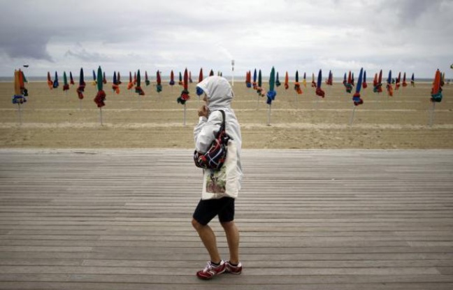 Le mauvais temps de juillet et la crise, qui dissuade même les vacanciers les plus aisés de dépenser, ont pesé sur le tourisme français cet été, avec une baisse de 5% du nombre de nuitées à la mi-août, selon un bilan provisoire du cabinet Protourisme publié jeudi. Le mauvais temps de juillet et la crise, qui dissuade même les vacanciers les plus aisés de dépenser, ont pesé sur le tourisme français cet été, avec une baisse de 5% du nombre de nuitées à la mi-août, selon un bilan provisoire du cabinet Protourisme publié jeudi.