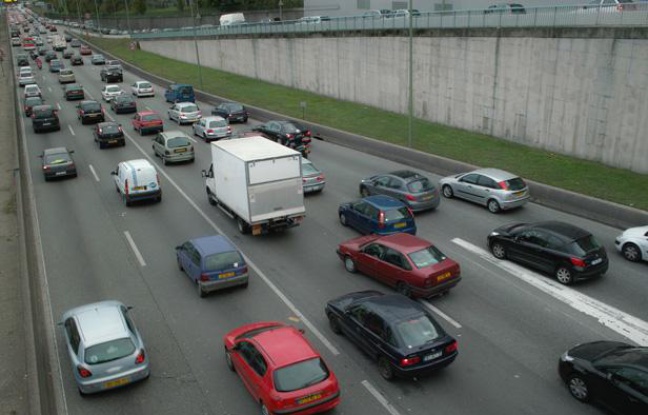 La circulation automobile sur le périphérique à proximité de la porte de Bagnolet, à Paris La circulation automobile sur le périphérique à proximité de la porte de Bagnolet, à Paris